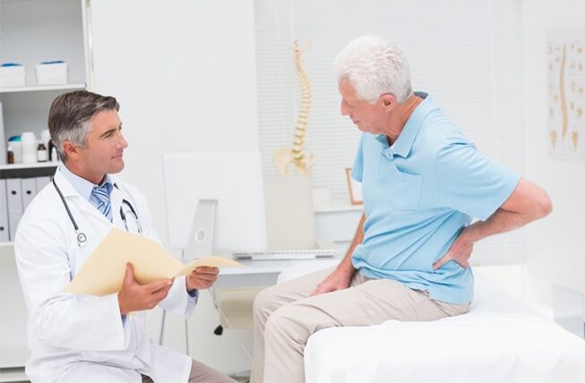 E Patient mat Arthrosis bei engem Dokter Rendez-vous